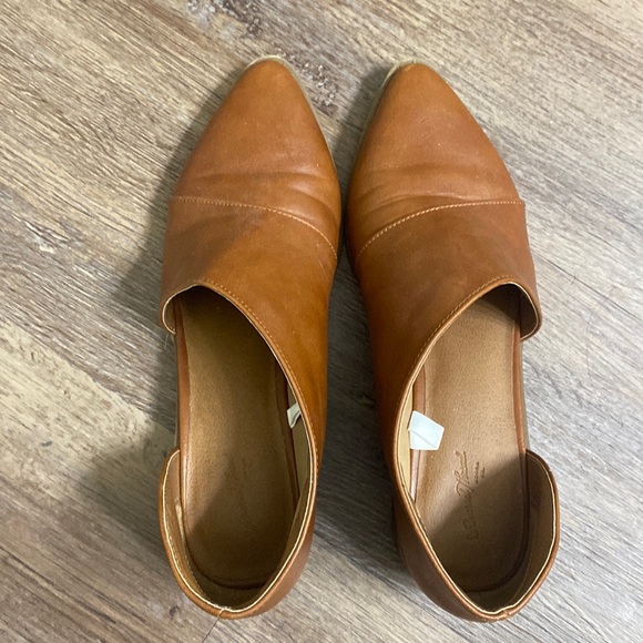 Brown flats 7 - Picture 2 of 8